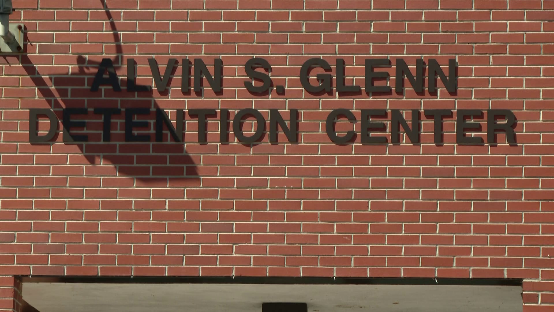 Richland County jail official charged after sheriff says inmate overdose death wasn’t reported