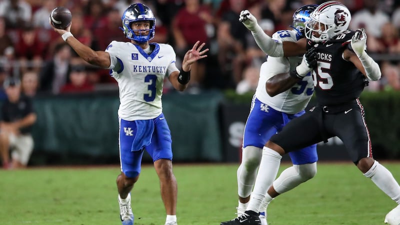 Kentucky quarterback Kenny Minchey Jr. (3) throws a pass from the pocket under pressure from...
