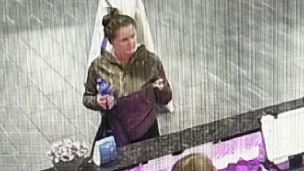 La policía también publicó el lunes una foto que parece mostrar a Moore en el Planet Fitness.